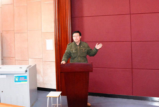 团委李老师主持讲座.jpg