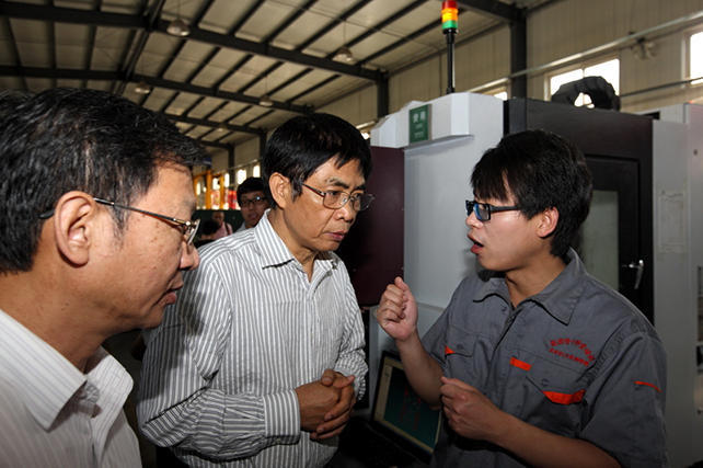 黄景容校长听取数控系教师介绍现场教学情况.jpg 黄景容校长听取数控系教师介绍现场教学情况.jpg