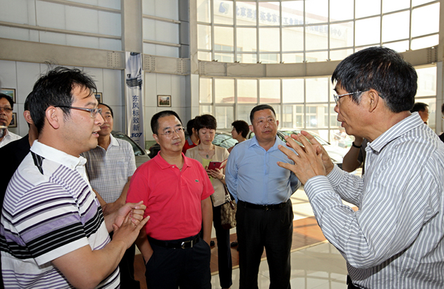 参观汽车实训厂房.jpg 参观汽车实训厂房.jpg