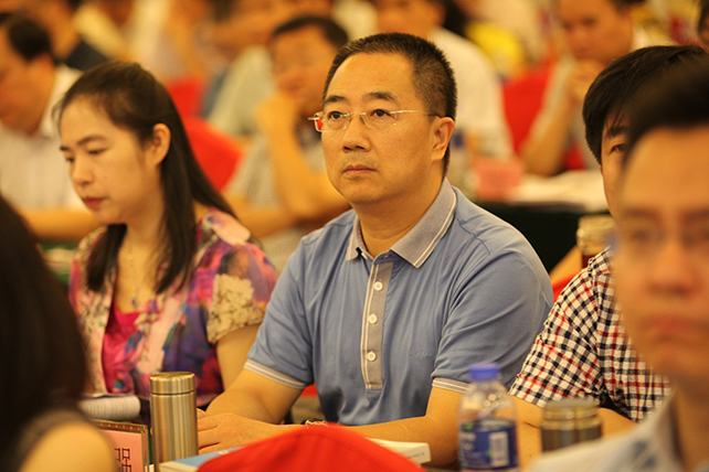 童华强院长参加此次会议.jpg