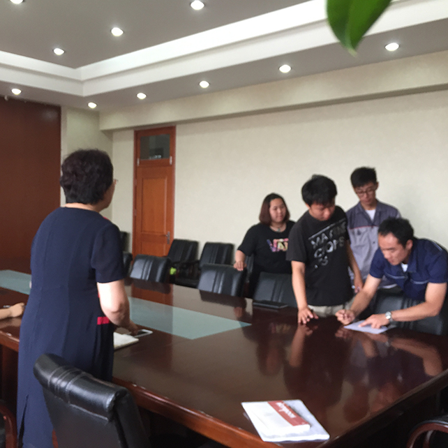 学生座谈会签到.jpg