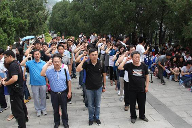 全体党员重温入党誓词.jpg