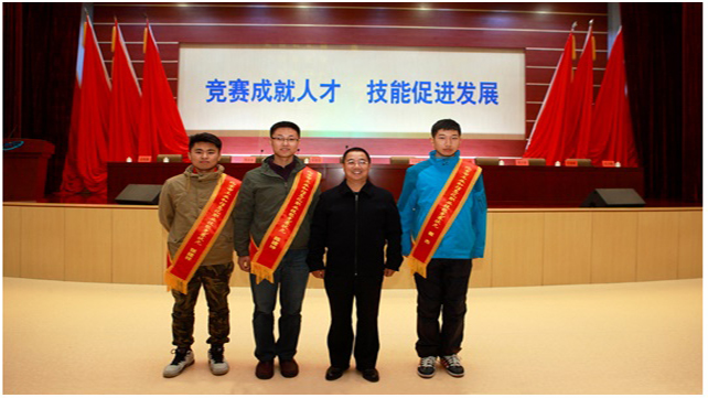 2童华强院长与获奖选手代表合影.jpg 2童华强院长与获奖选手代表合影.jpg