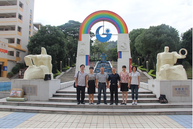 与中山市技师学院院长郭敏雄合影.jpg 与中山市技师学院院长郭敏雄合影.jpg