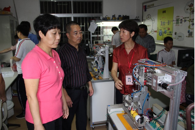 参观珠海市技师学院实训室.jpg 参观珠海市技师学院实训室.jpg