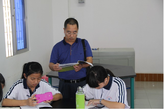 童院长了解海南省技师学院一体化课程教学情况.jpg 童院长了解海南省技师学院一体化课程教学情况.jpg