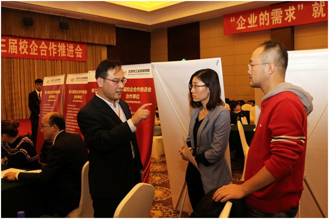 汽车系分会场——张萌主任与企业代表现场沟通.jpg 汽车系分会场——张萌主任与企业代表现场沟通.jpg