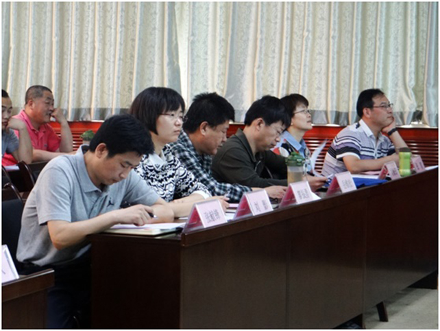 图4-比赛评委.jpg