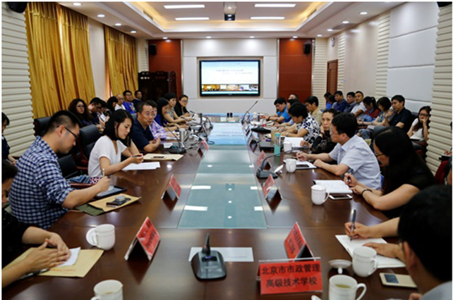 图1-童华强院长做经验交流介绍.jpg