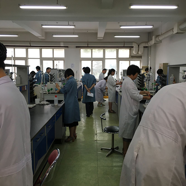 图2专业教师进行滴定操作.jpg