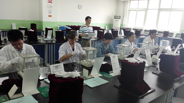 图4-朱教授为全系教师进行考核.jpg