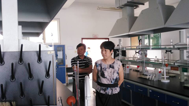 图2：技师学院院长包英华老师，副院长熊军权老师视察实操赛场.jpg