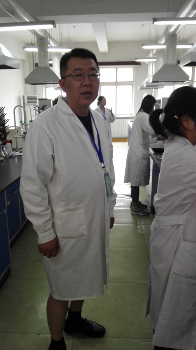 图4：食品检验工初赛总裁判长李曙光老师.jpg