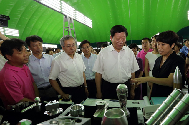 图1-人力资源和社会保障部部长尹蔚民、北京市政府副市长林克庆参观我院展台.jpg