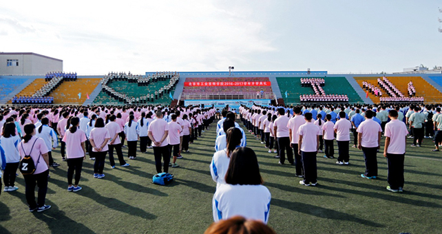 图7 学生表演《感恩的心，我爱工业》.jpg