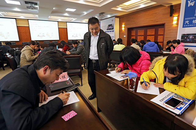 图1 党员“两学一做”学习教育现场.jpg
