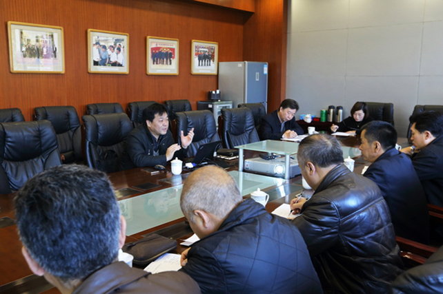熊军权副院长介绍学院建设成果.jpg