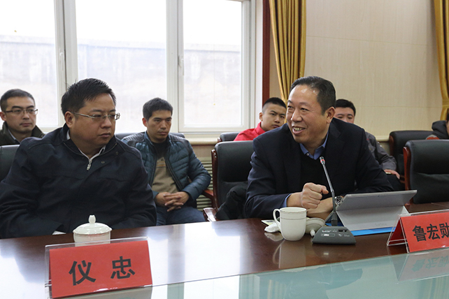2- 数控铣项目中国技术指导专家组组长鲁宏勋同志与党委副书记仪忠同志会上交谈.jpg