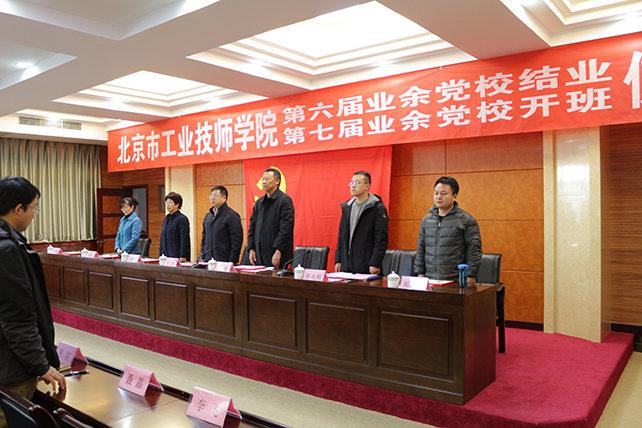 2- 奏《国际歌》全体师生行注目礼.jpg 2- 奏《国际歌》全体师生行注目礼.jpg