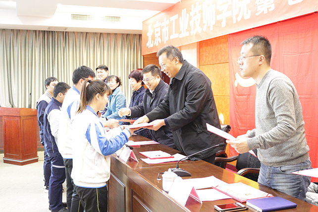3- 学院领导颁发结业证书.jpg 3- 学院领导颁发结业证书.jpg