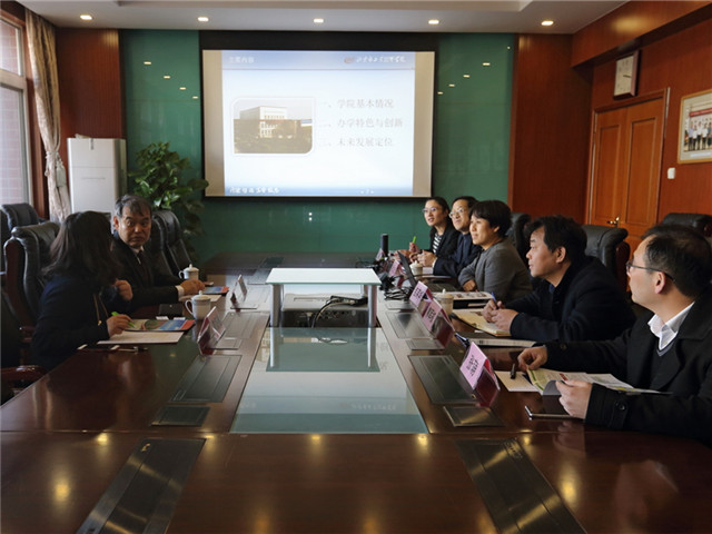图3 在会议上友好交流.JPG