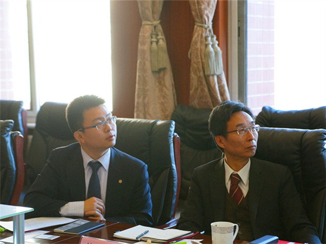 图2 客人仔细听取包院长讲话.JPG