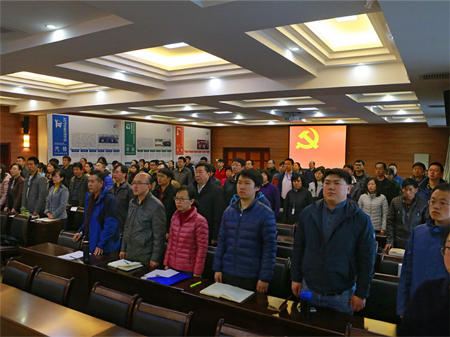 图二全体党员起立奏《国际歌》.JPG