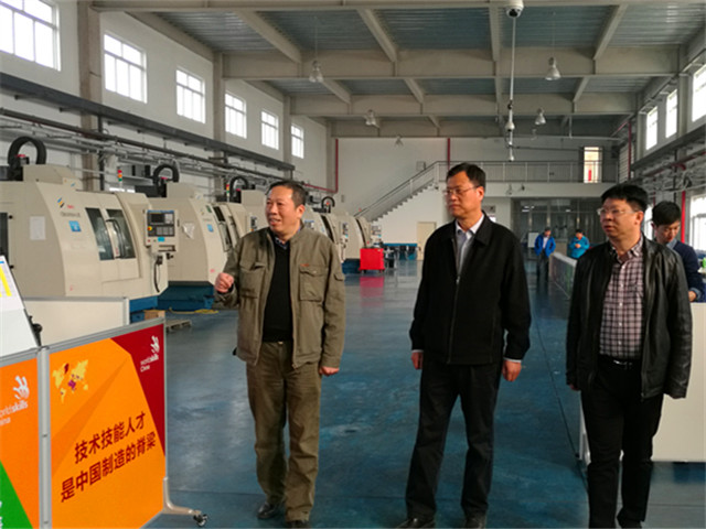 图3 人社部领导莅临世赛基地.jpg
