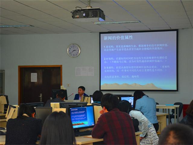 学院教师和学生参加培训.JPG