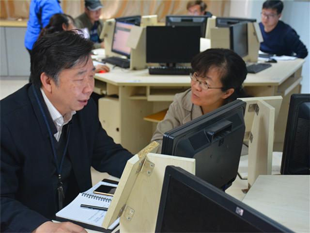图四学院教师进行安全生产管理平台的实操训练.JPG