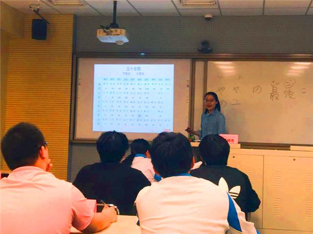 学生们认真听课_副本.jpg