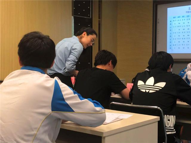 老师耐心指导学生_副本.jpg