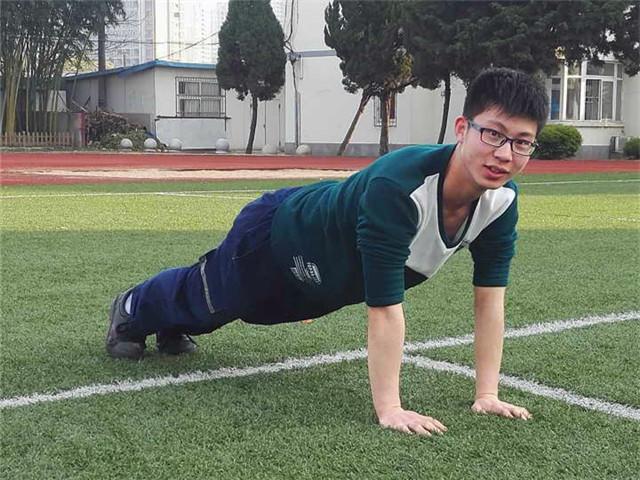 图3 智能系选手殷成浩正在进行体能训练.jpg