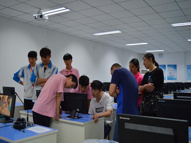 图二蒲寒冰老师带领学生干部讲解_副本.jpg