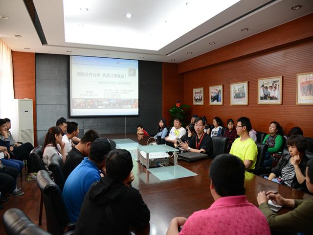 图3:听取学院情况介绍讲座.jpg 图3:听取学院情况介绍讲座.jpg