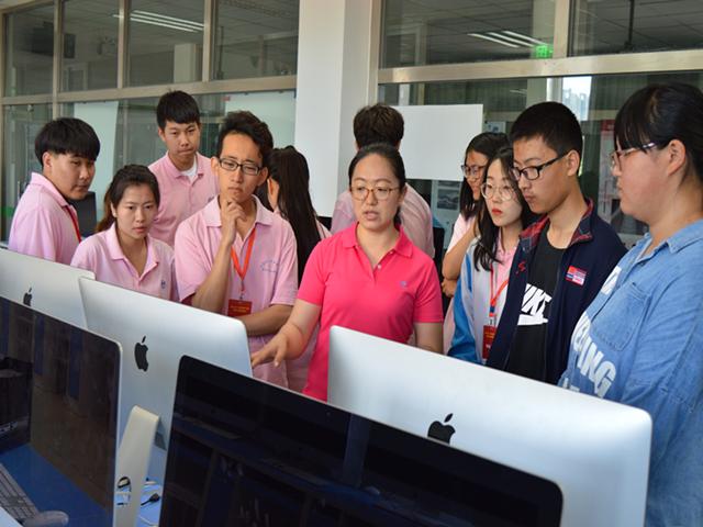 图4张伟老师为同学讲解.jpg 图4张伟老师为同学讲解.jpg