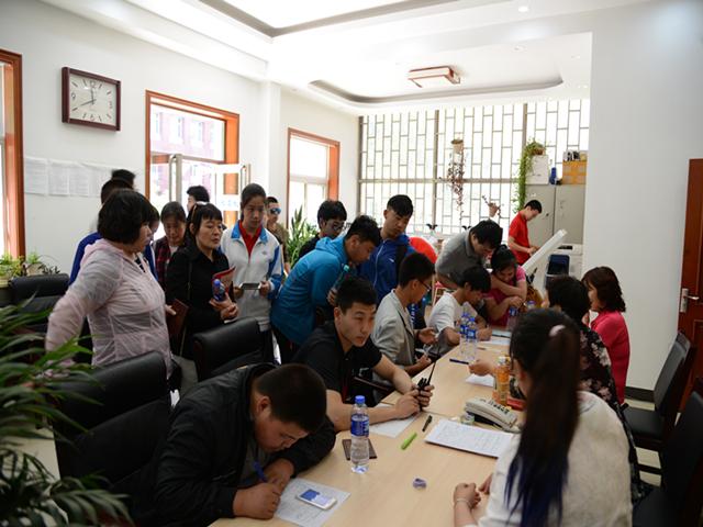 图12同学们填表报名_副本.jpg
