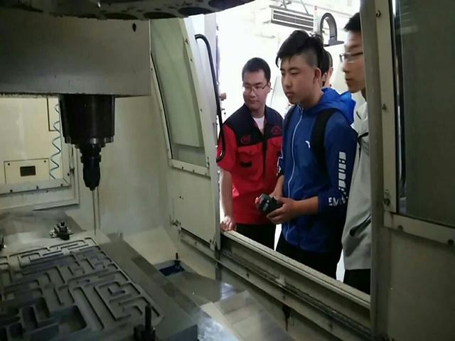 图10同学进行数控迷宫体验.jpg