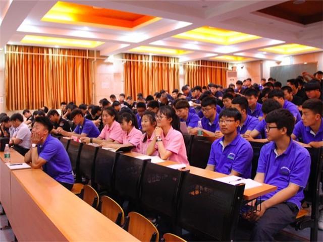 图3认真听讲的我们。.jpg