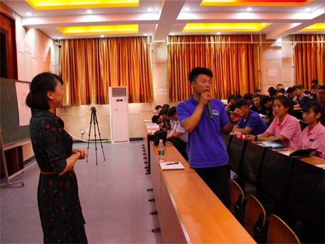 图4老师与学生互动.jpg
