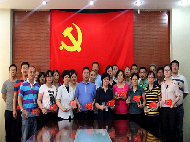 图六第三支部授牌1_副本.jpg