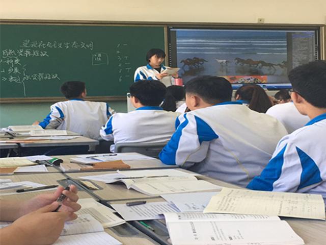 图2学生老师互动.jpg 图2学生老师互动.jpg