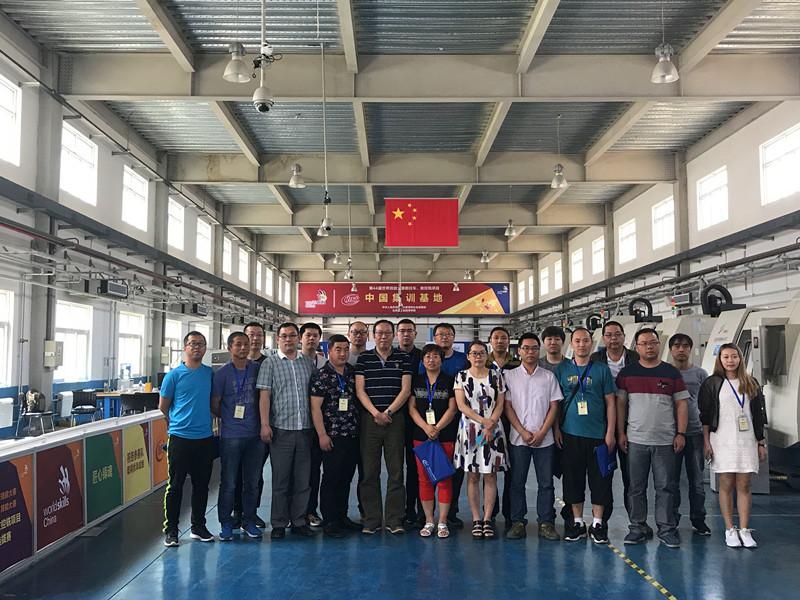 图1：数控铣培训学员在世赛基地与专家合影.jpg