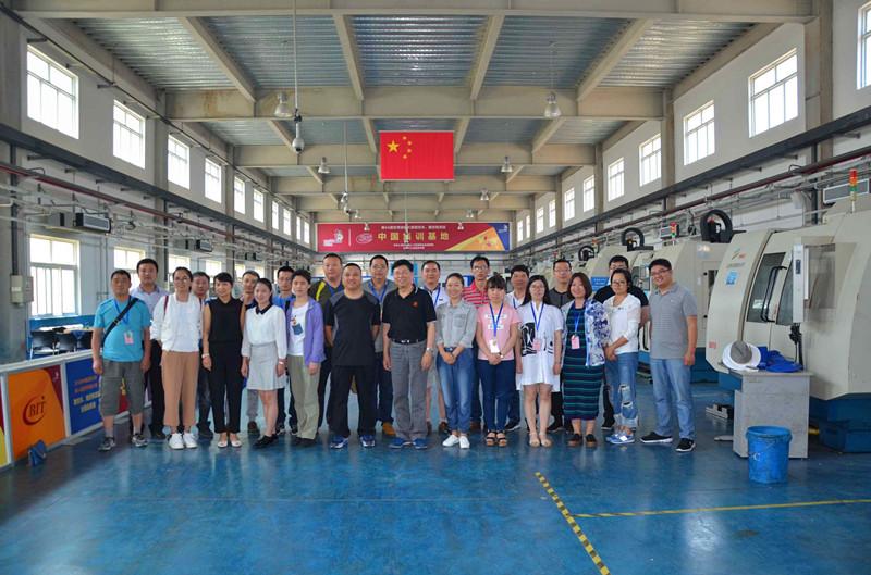 图2：数控车培训学员在世赛基地与专家合影.jpg