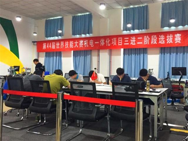文内插图1+我院选手殷诚浩和谢虎认真阅读任务书.JPG