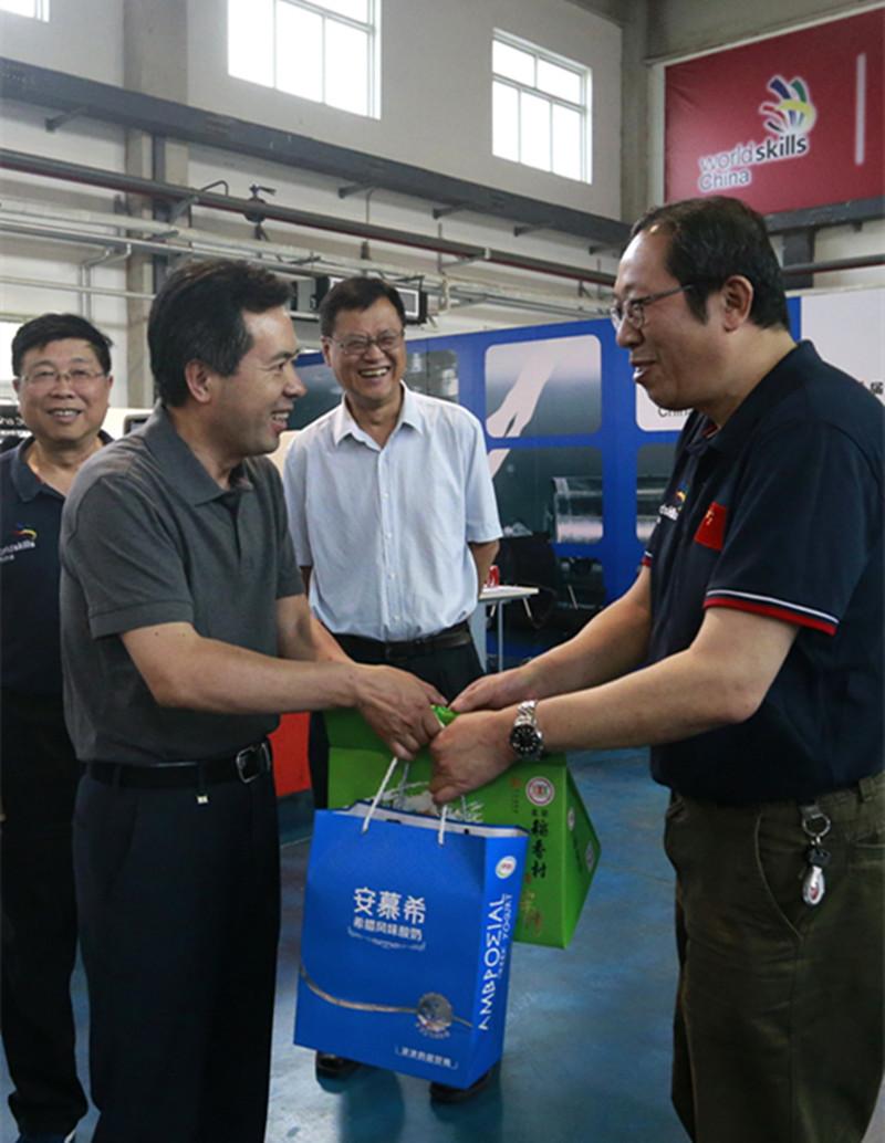 图2 张立新司长慰问参赛选手.JPG