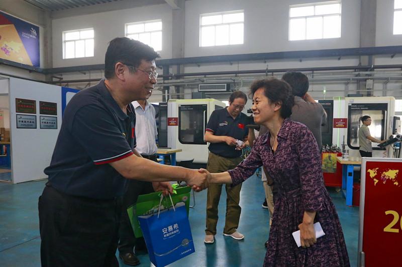 图3 李淑萍副局长慰问参赛选手.JPG