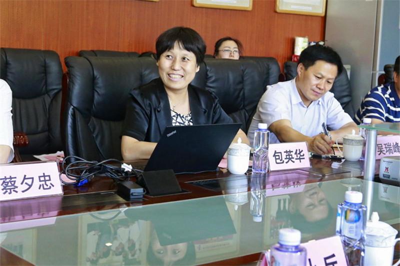 图4 包英华院长汇报工作.jpg