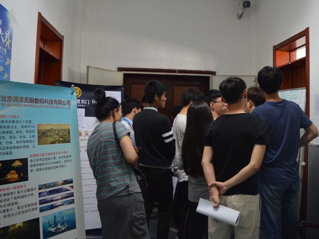 图一 同学等候进入招聘会场.jpg 图一 同学等候进入招聘会场.jpg