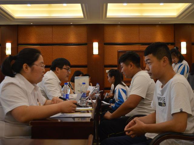图二 到场的同学积极与招聘人员沟通.jpg 图二 到场的同学积极与招聘人员沟通.jpg
